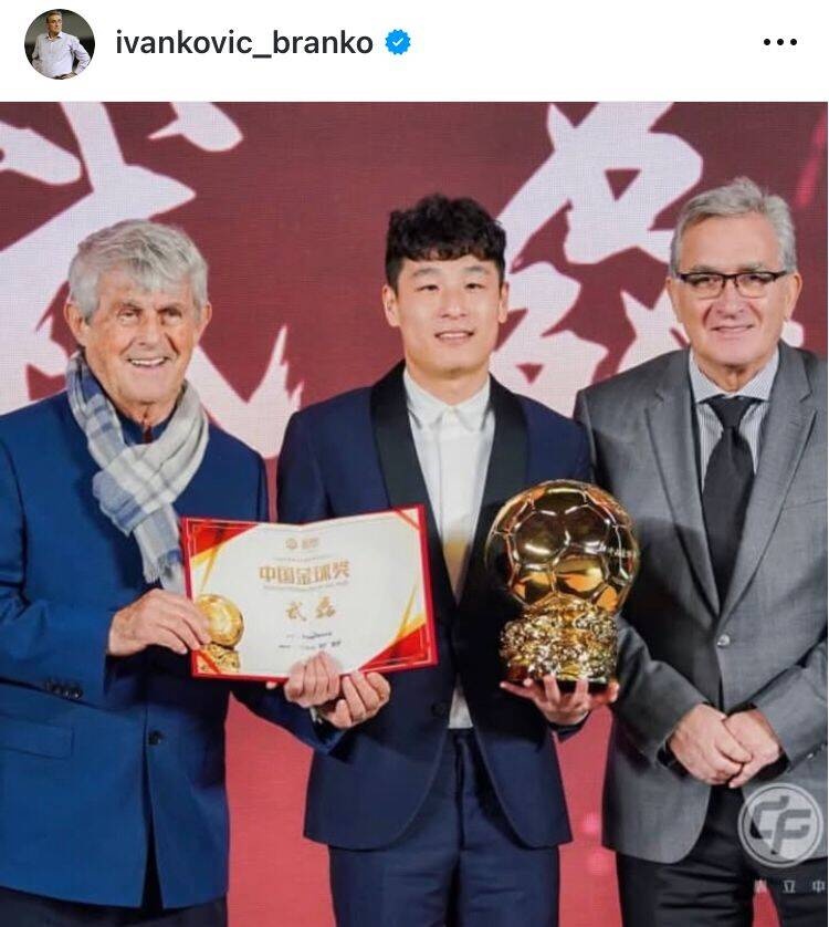  出席中國金球獎(jiǎng)?lì)C獎(jiǎng)儀式，伊萬曬與武磊、米盧同框照片