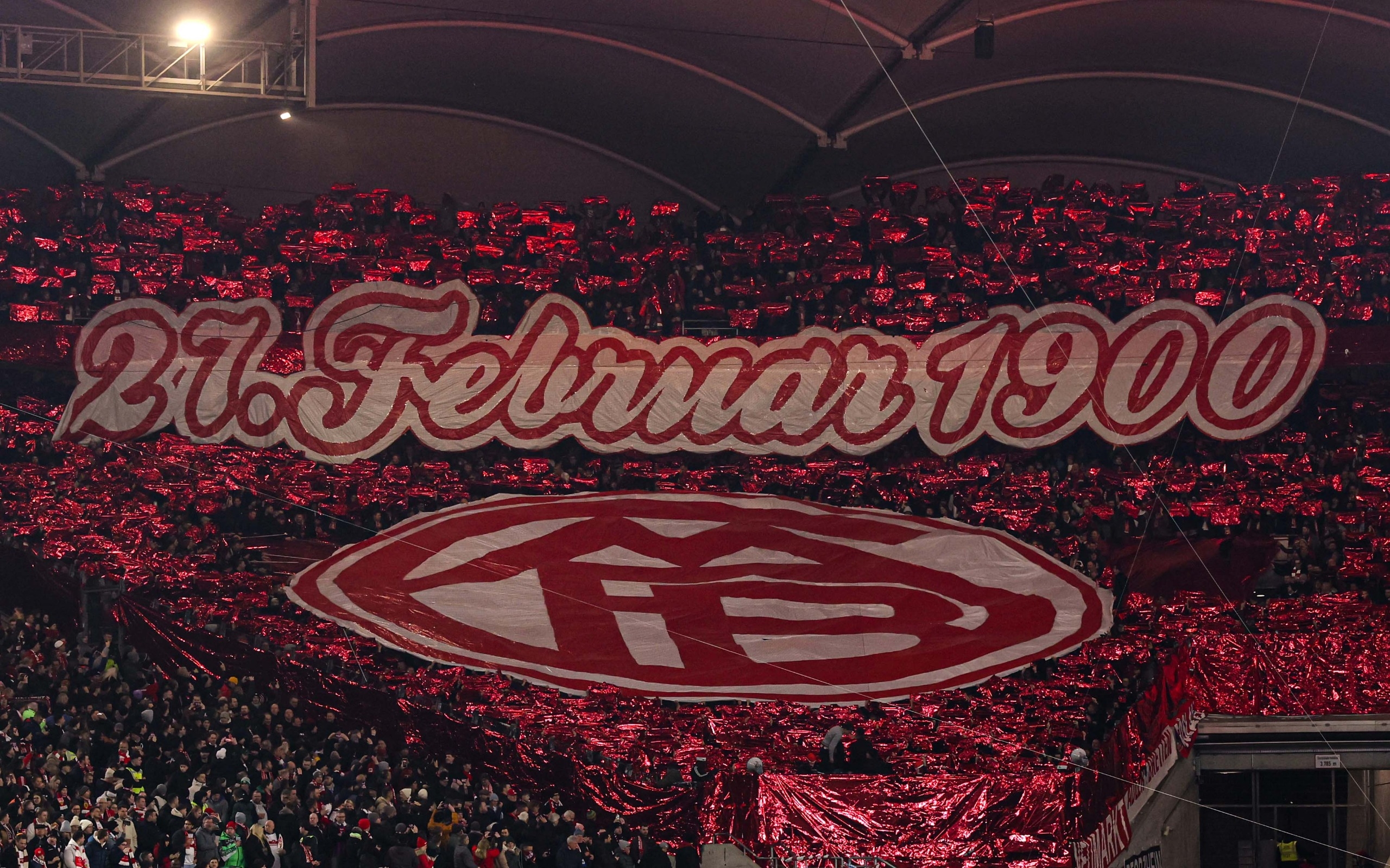  拜仁球迷在看臺(tái)展示TIFO，慶祝俱樂部成立125周年