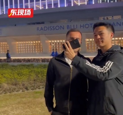  塞爾吉尼奧現(xiàn)身上海八萬人體育場，并與球迷親切打招呼合影