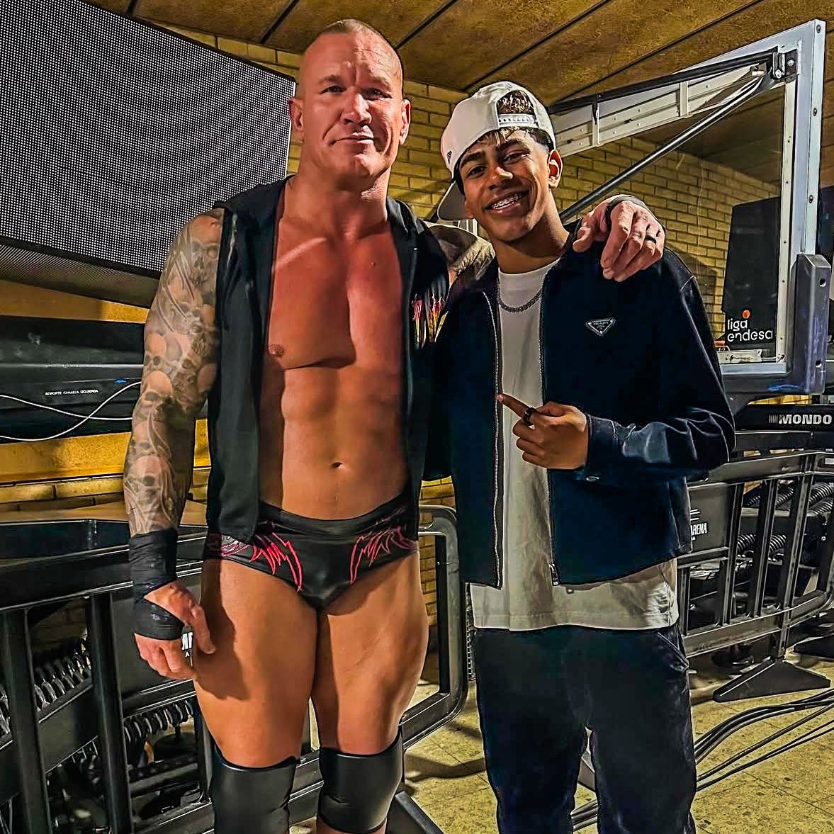  小心RKO！亞馬爾現(xiàn)場觀戰(zhàn)WWE，和奧爾頓、Triple H等合影