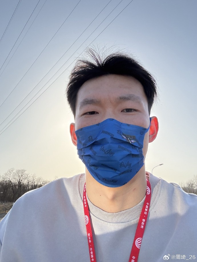  悠閑！周琦騎京牌電動車出行：太陽出來了 開京牌兜兜風！