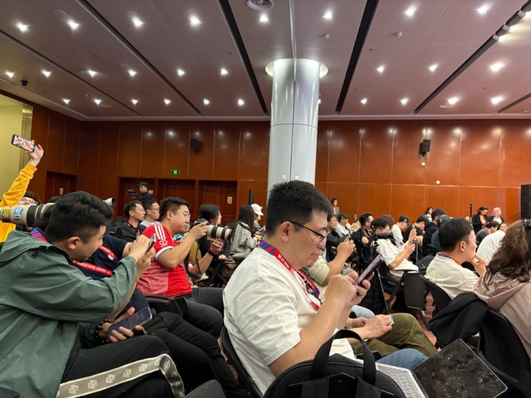  萬眾矚目！記者擠滿國足賽前新聞發(fā)布廳，賽場記者預(yù)計超300人