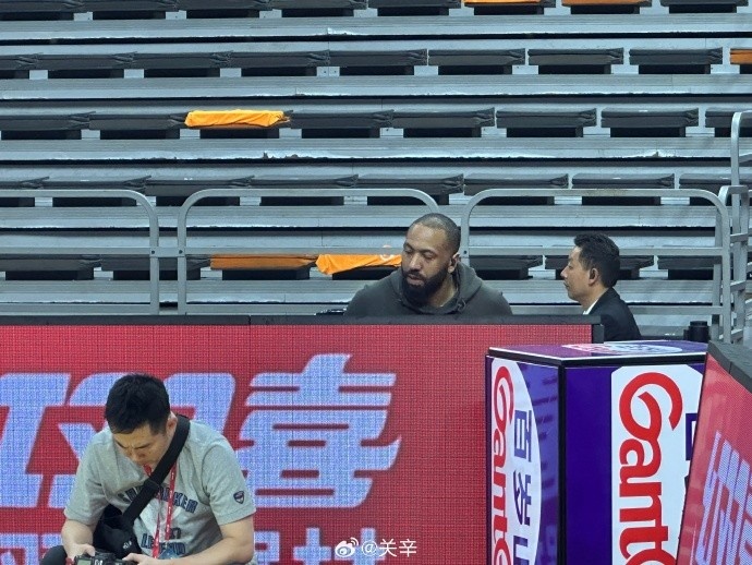  今晚不打？廣東主場迎戰(zhàn)廣廈 吉倫沃特一身便裝現(xiàn)身球館