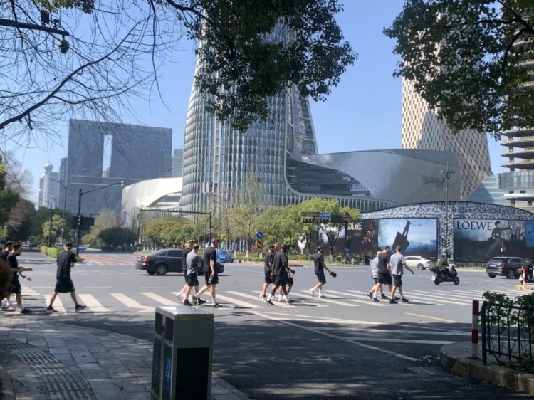  心態(tài)放松，有網(wǎng)友拍到澳大利亞隊(duì)早上在萬(wàn)象城citywalk