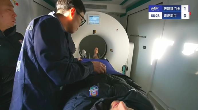  媒體人：津門虎主場移動CT方艙讓大家開眼了 醫(yī)療車?yán)锒加行盘? class=