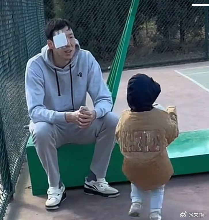  顧家好男人！記者曬出周琦手術(shù)后回歸家庭帶娃照片