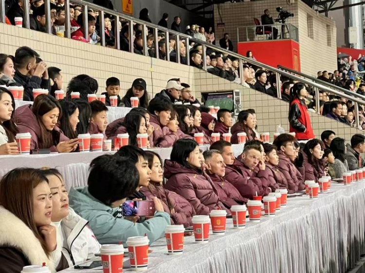  北青體育：中國女足現(xiàn)身中甲賽場，觀看重慶銅梁龍vs遼寧鐵人