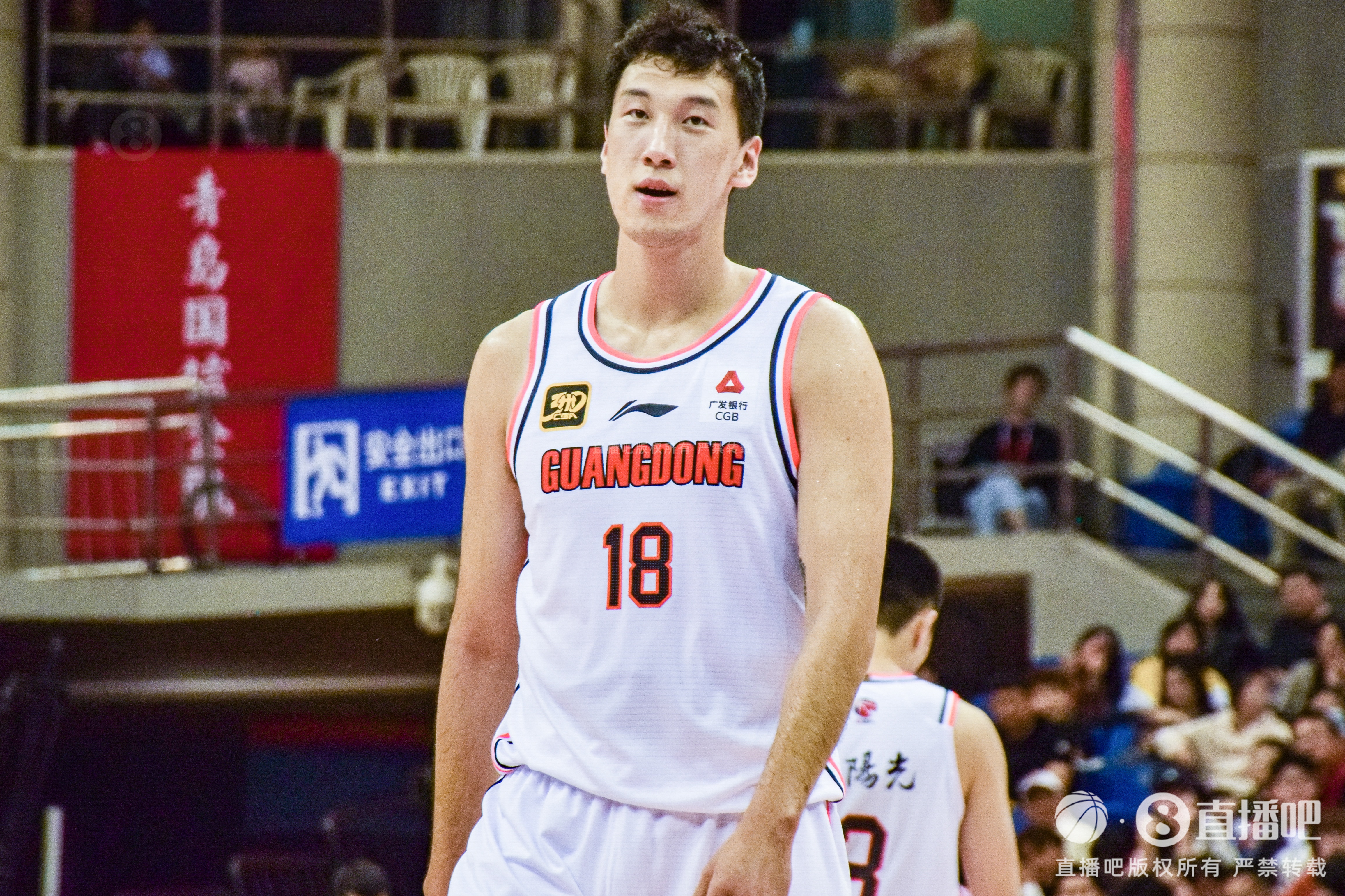  高炮臺發(fā)威！杜潤旺半場6中5拿到13分2斷1帽 三分3中3